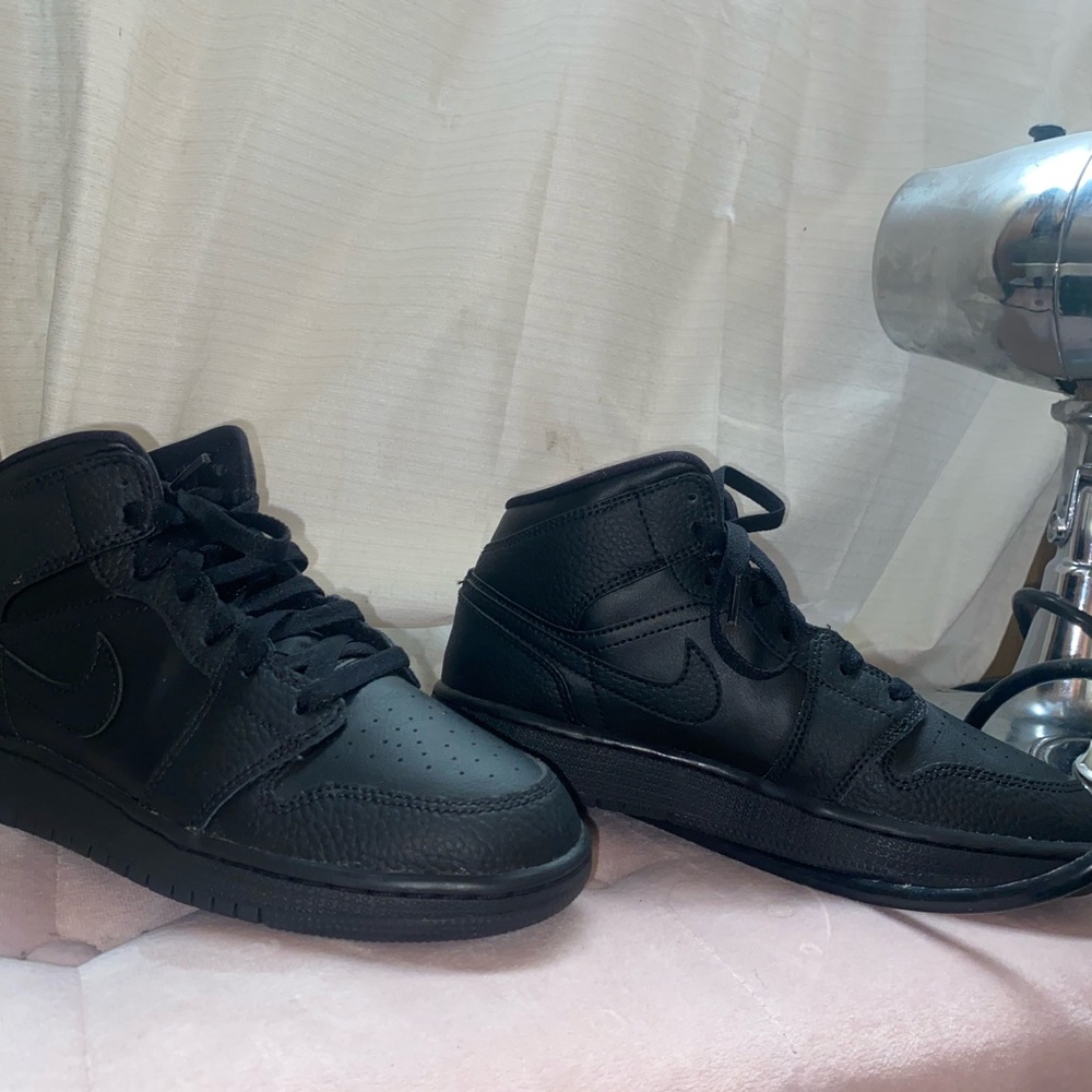 Black Jordan 1's